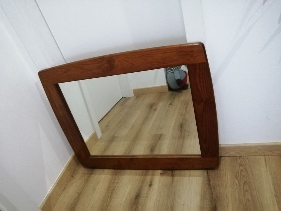 Espelho com moldura em madeira