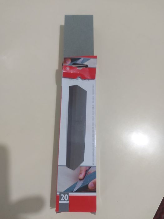 Pedra para enfiar facas, muito resistente, nova.