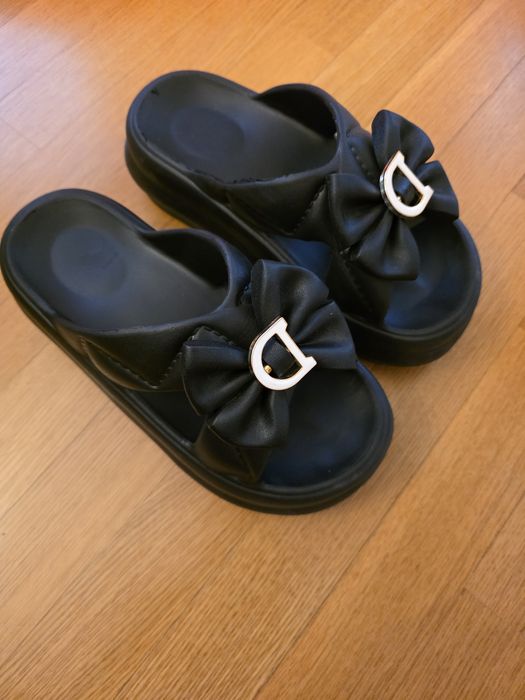 Шльопанці на платформі