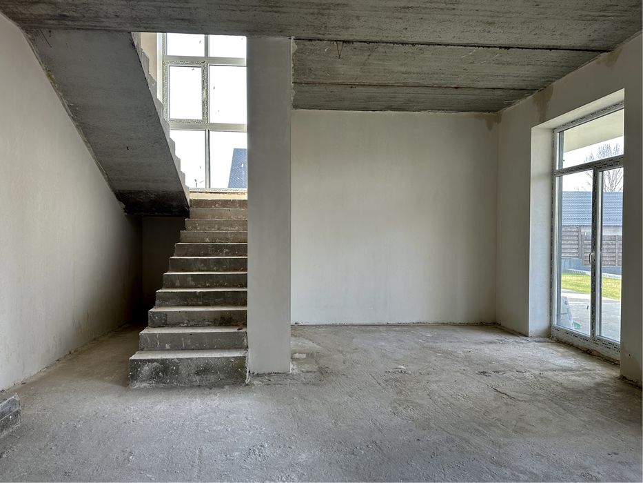 Будинок з терасою біля озера неподалік Бучанського парку