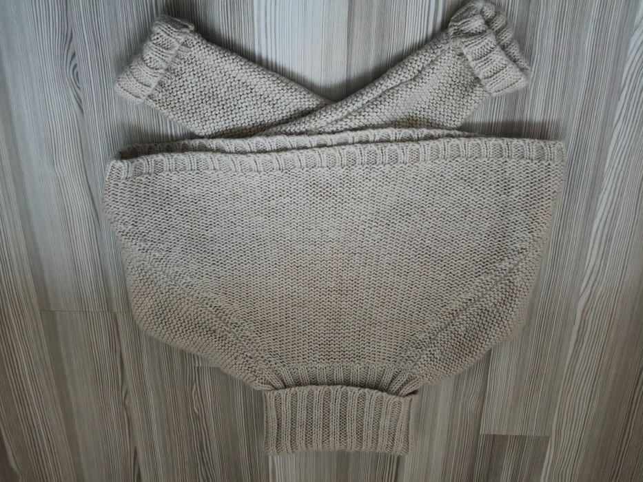 Ciepły sweter z golfem – beżowy