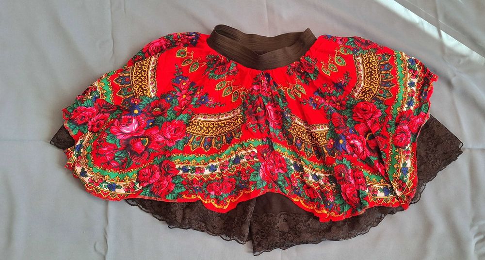 Rozkloszowana czerwona spódniczka mini góralski motyw folklor koronka