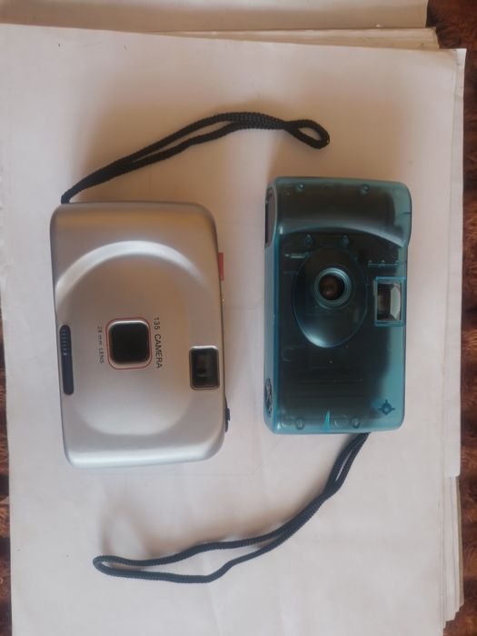 Dwa aparaty analogowe