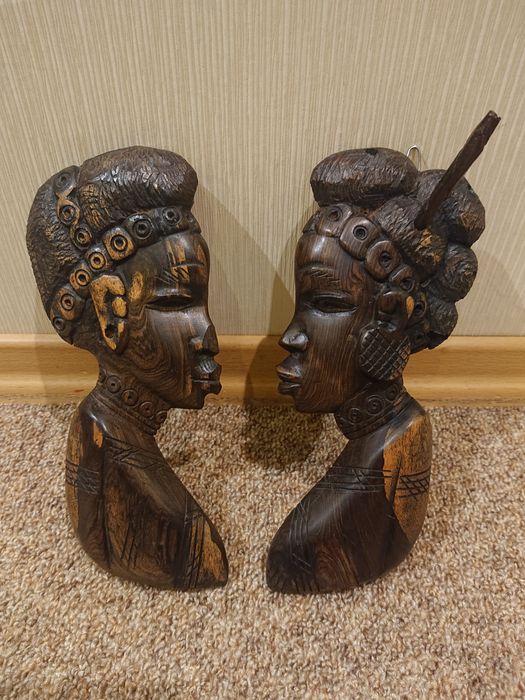 Женские фигуры, изготовлены из дерева, Афріка.