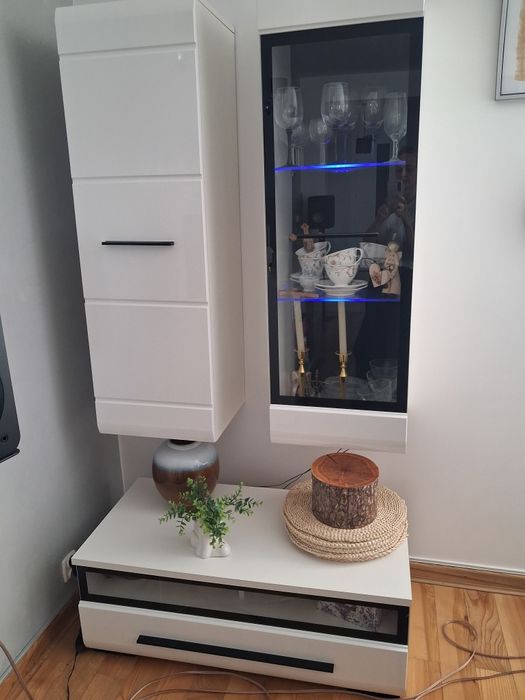 Zestaw mebli białe podświetlane szkło