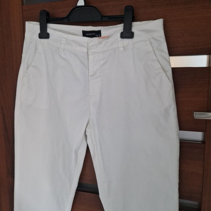 Spodnie chinosy białe Reserved