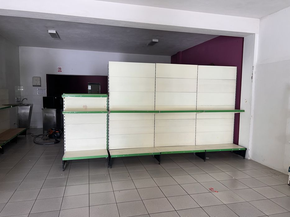 Estantes e balcao de loja