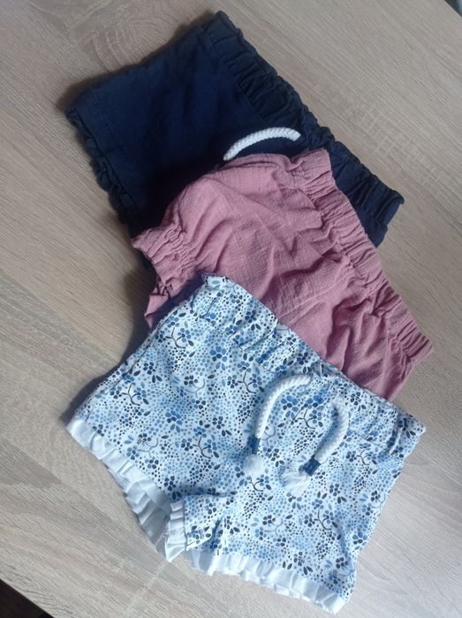 Trzy pary spodenek 62-68
