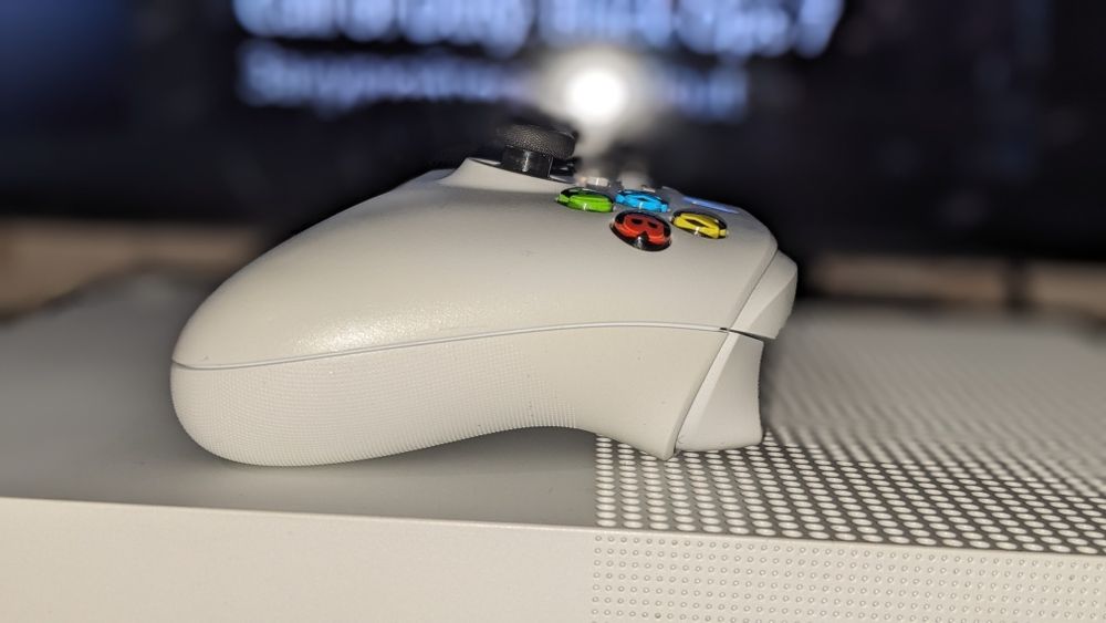 приставка Xbox one S 1tb sn: 190612282416 джостик  sn:502474234