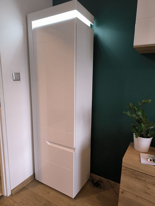 IRMA Regał zamknięty z oświetleniem