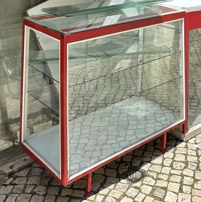 Bonita vitrine de ferro e vidro vintage