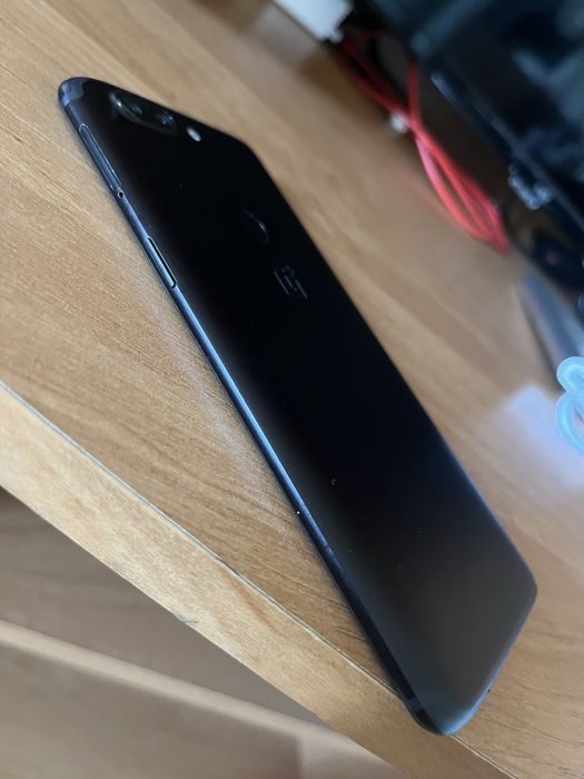 Смартфон OnePlus 5T