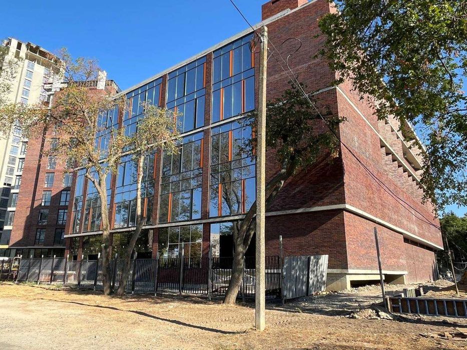 Дерби ТЦ фасад здание 7700 м +терраса, паркинг, рампа