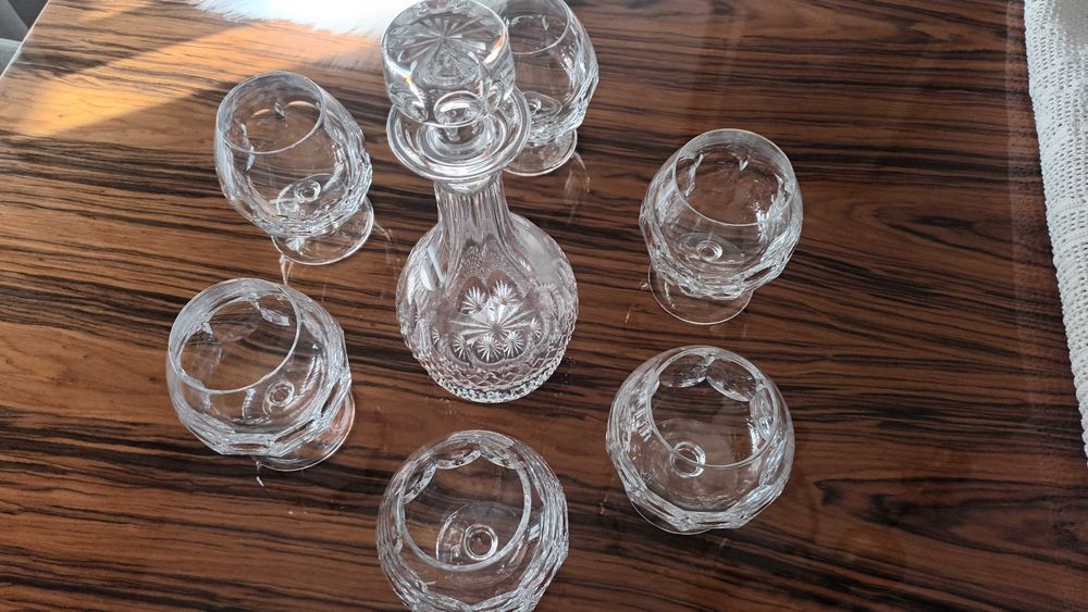 Copos e garrafa em cristal