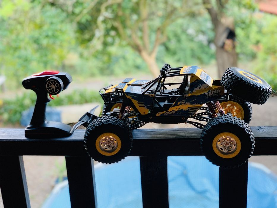 Carro 4X4 com suspensão e comando