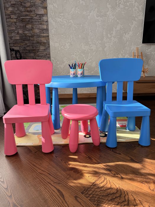 Столик, два стільці, табурет Ikea, коврик в подарунок