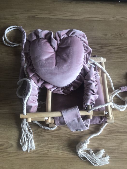 Huśtawka drewniana  dla dziewczynki