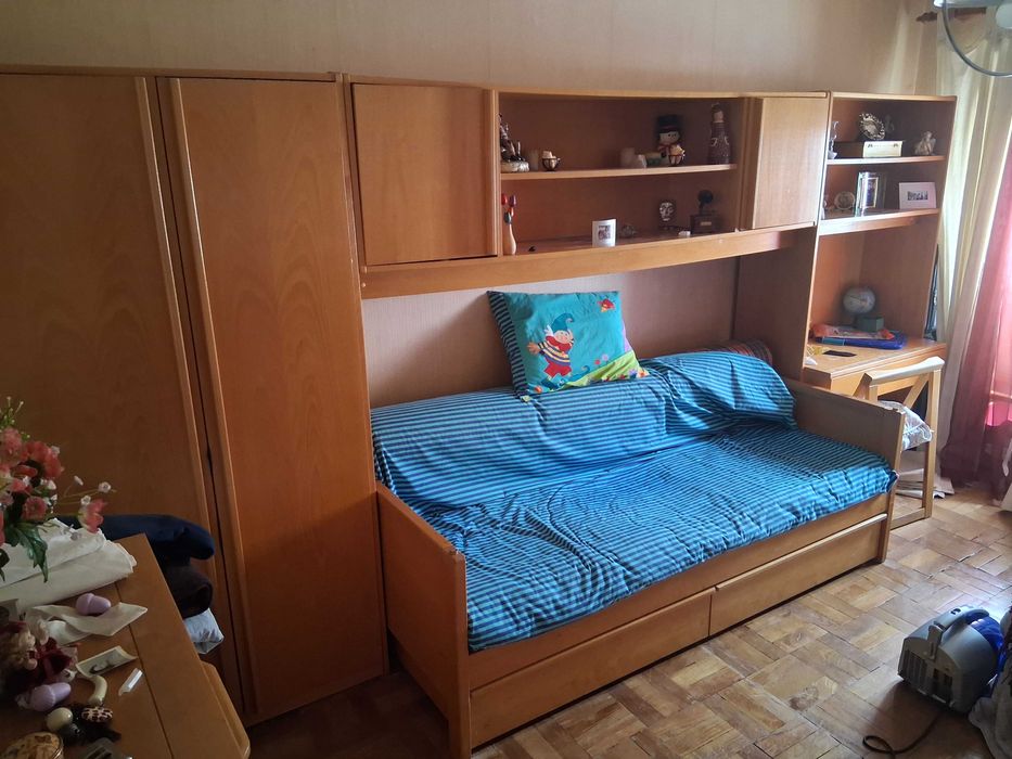 Móvel de quarto em faia da Olaio (cama + arrumação integrada)