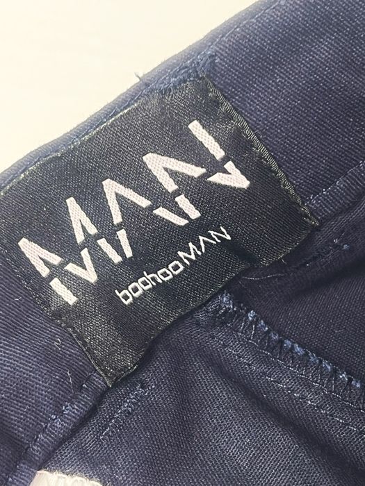 Чоловічі темно-сині шорти чинос бренду boohooman