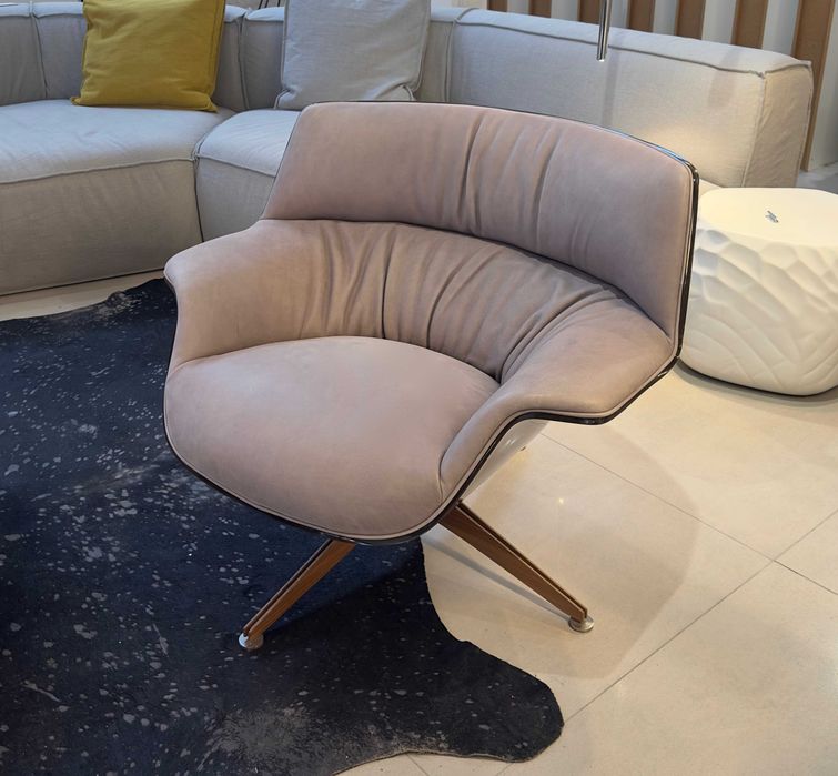 Elegancki fotel obrotowy Amura skóra brąz-beż nogi orzech RABAT -60 %