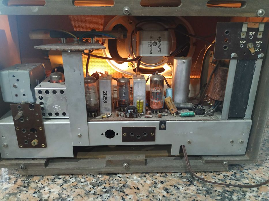 Rádio antigo em bom estado de conservação