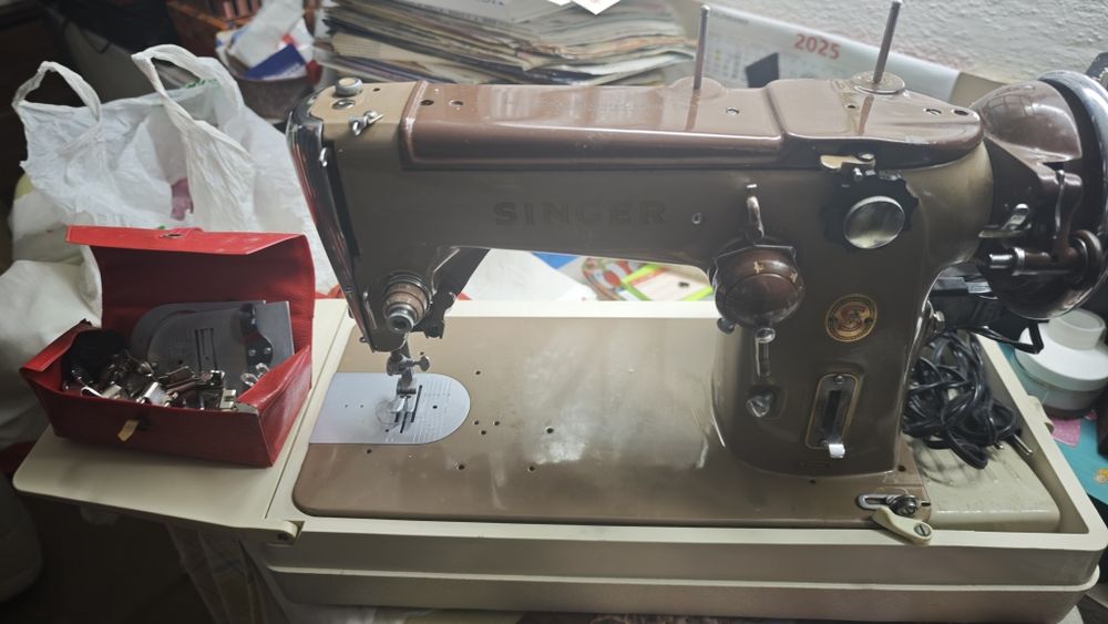 Máquina de costura SINGER  100% funciona
