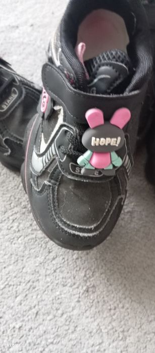 Продам кросівки для дівчаток двійнят