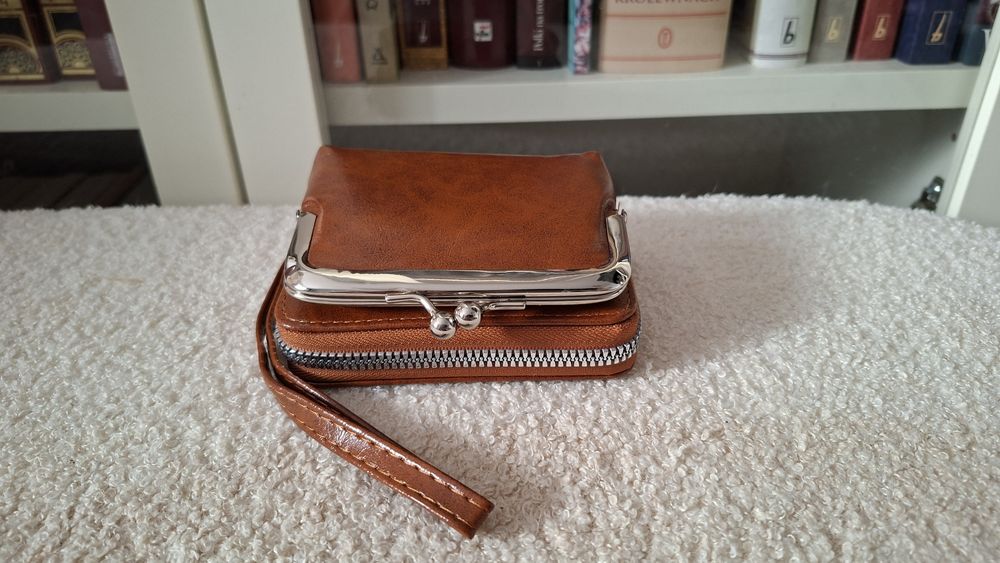 Nowy portfel z delikatnym połyskiem