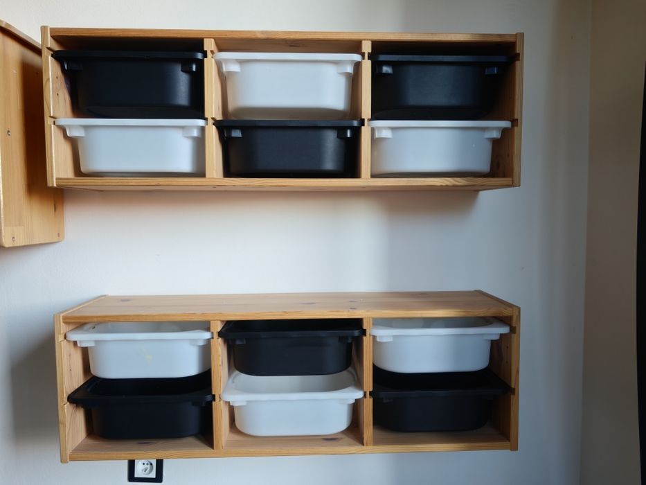 Dwie szafki ścienne trofast Ikea z pojemnikami