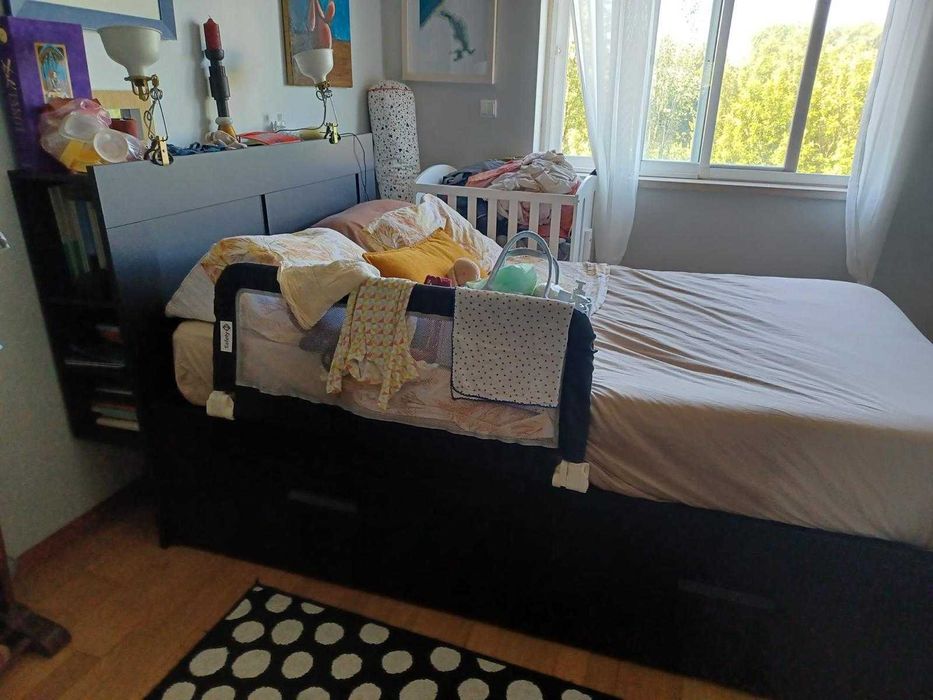 Cama Ikea com estrado, com cabeceira, com 4 gavetões