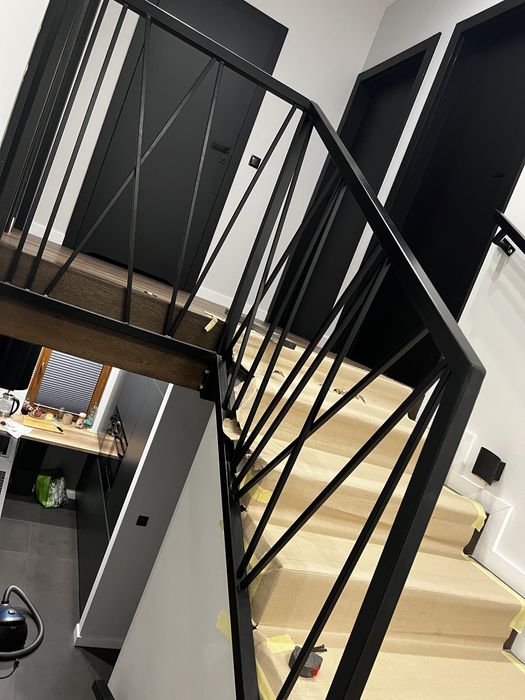 Schody metalowe zewnętrzne balkon podest