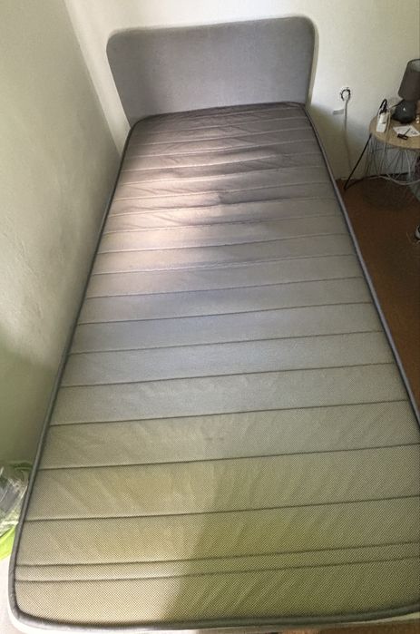 Boa dia vendo cama de solteiro com colchão.  A cama tem 2 metros por 90. Um lado da cama tem uma mancha que eu já tentei tirar e não saiu. 100€