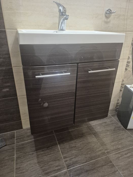 Szafka umywalka kran