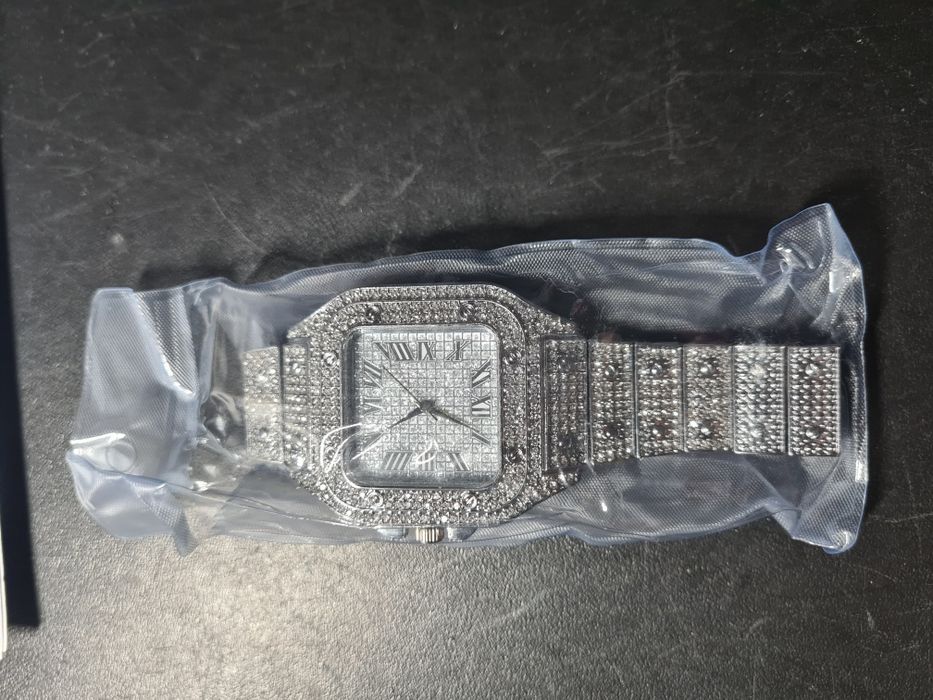 Zegarek z cyrkoniami