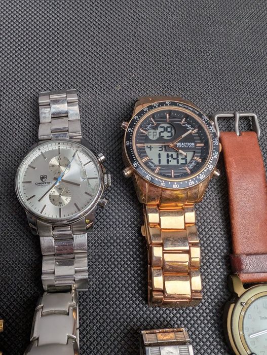 Лот із 16 різних годинників