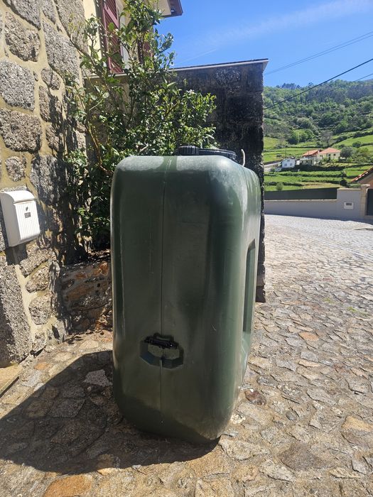 Deposito de Água 1000 litros com bomba de água  incluída.