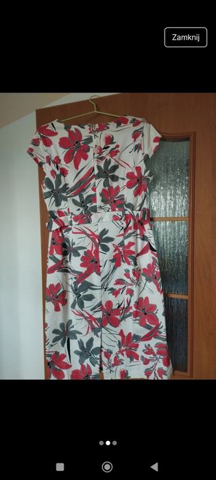 Sukienka biała w czerwone i szare kwiaty 48