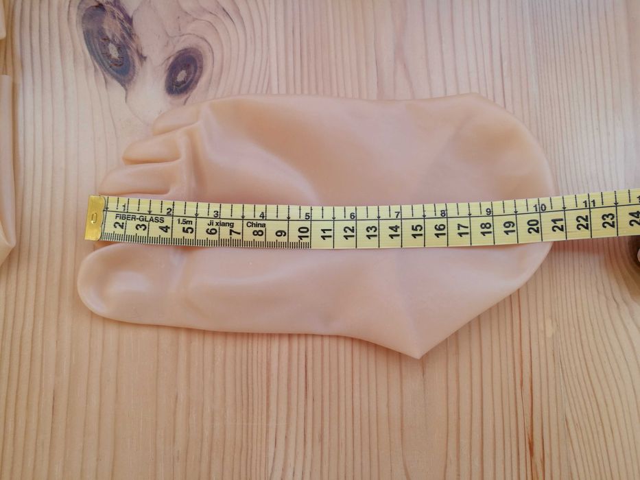 Носки латексные с пальцами, телесного цвета, размер M.