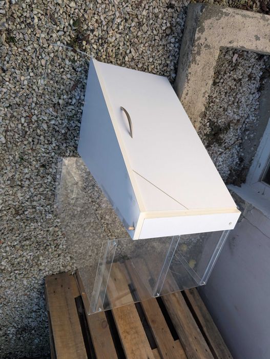 Meble, gablota szklana oddam.