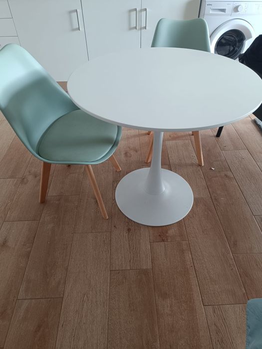 Mesa redonda e 2 cadeiras