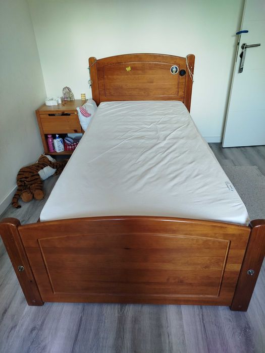 Vendo cama em madeira com colchão - 90cmX200cm