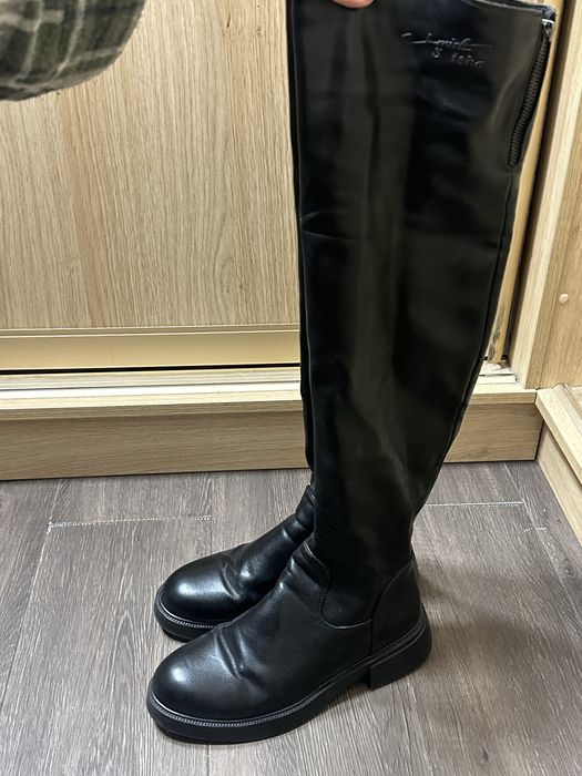 Високі чорні ботфорти чоботи