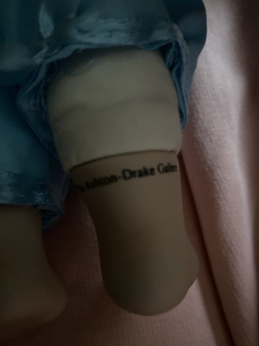 Фарфоровая кукла