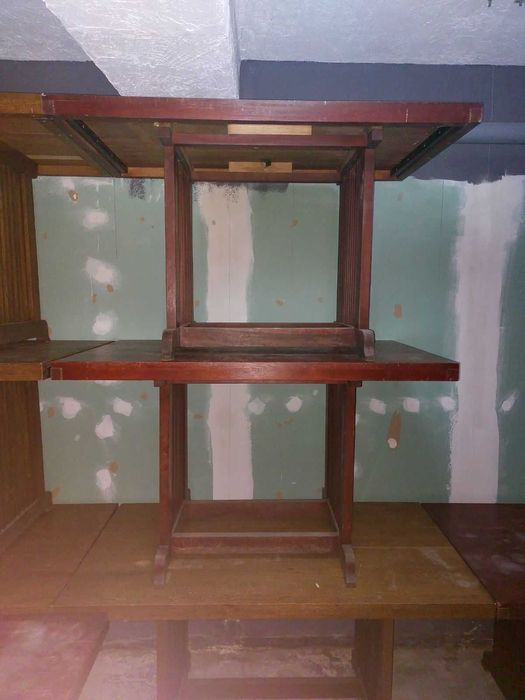 Комплект дерев'яних стільців та столів