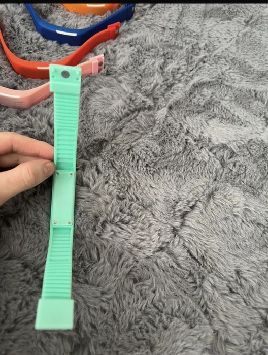 Nowy kolorowy zegarek na rękę ślą każdego