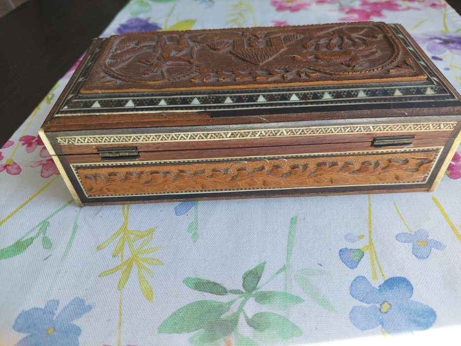 Drewniana szkatułka.