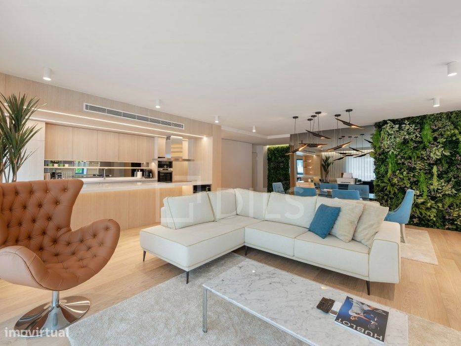 Apartamento T3, com área 150 m2,com 2 boxes, no Monte Estoril