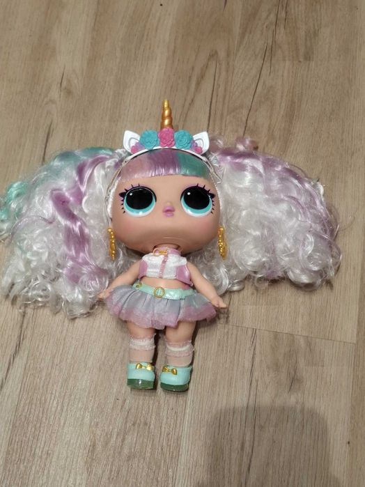 Boneca estilo LOL Surprise com tema unicórnio, em ótimo estado.