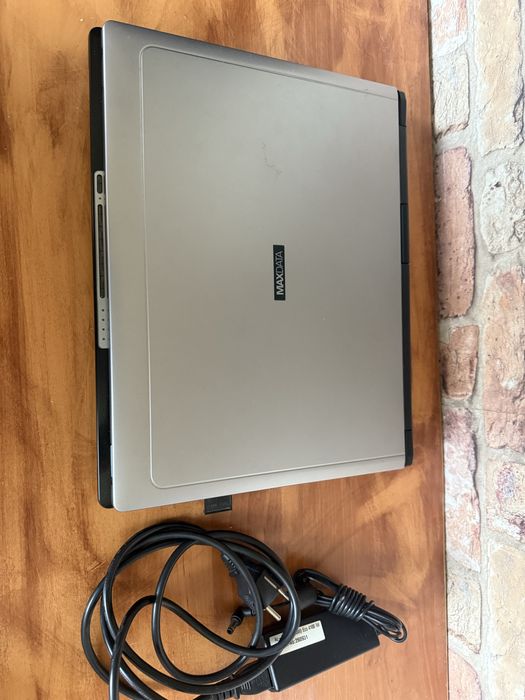 Laptop MAXDATA  !!!