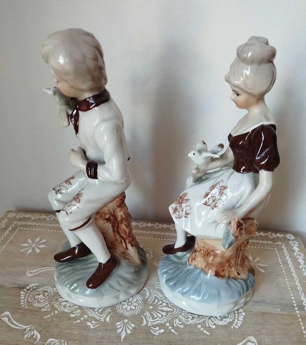 Belíssimo Par de Esculturas em Porcelana